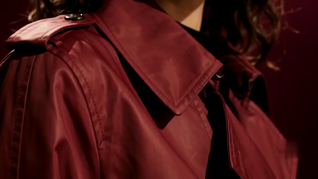 Close view of the Merlot Trench collar and shoulder